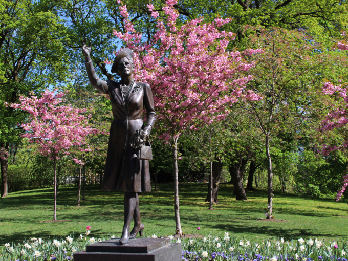 Det er plantet blomstrende kirsebær omkring statuen av Kronprinsesse Märtha. Stedet kalles 